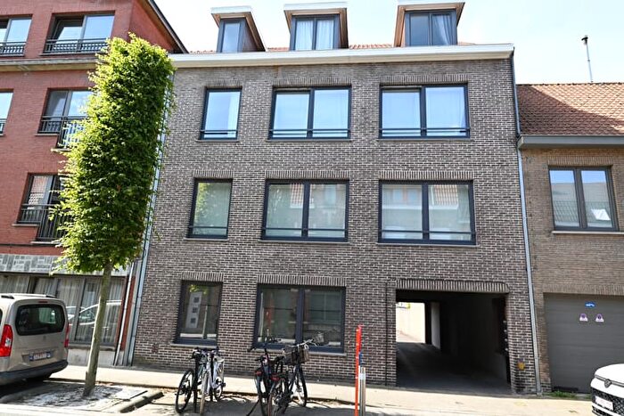 12-kamerappartement te huur in Sint-Kruis